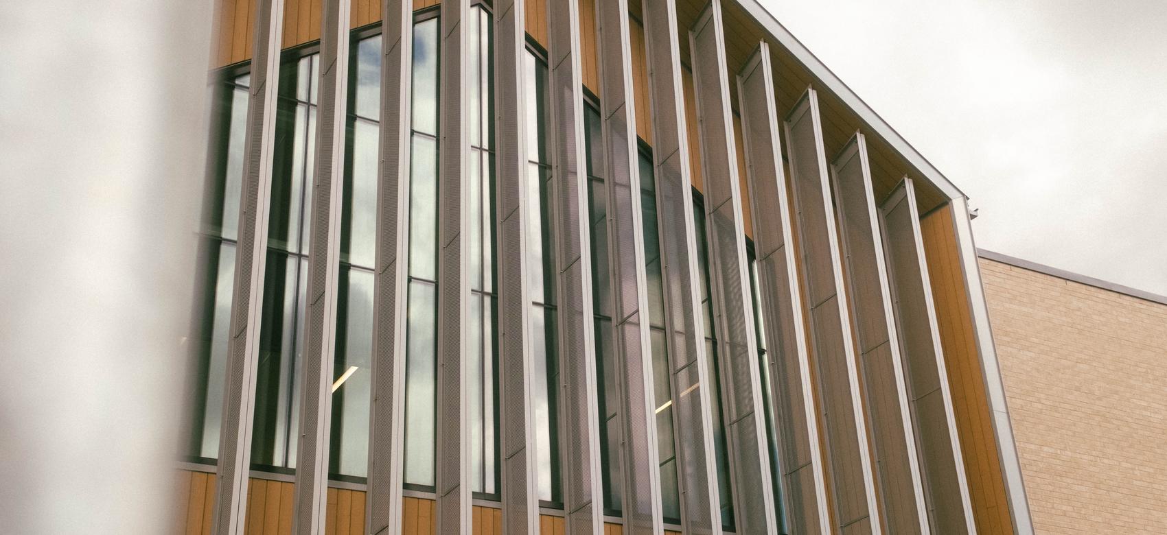 Ailettes verticales et panneaux d'aluminium perforé, Manège militaire de Lévis