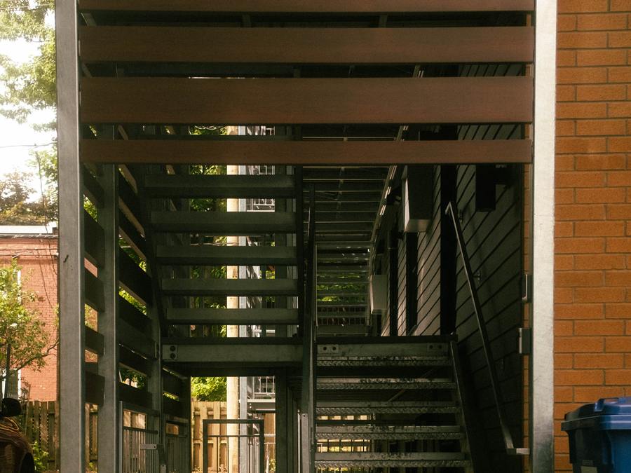 Galeries et escaliers d'acier galvanisé sur quatre étages, projet Champfleury