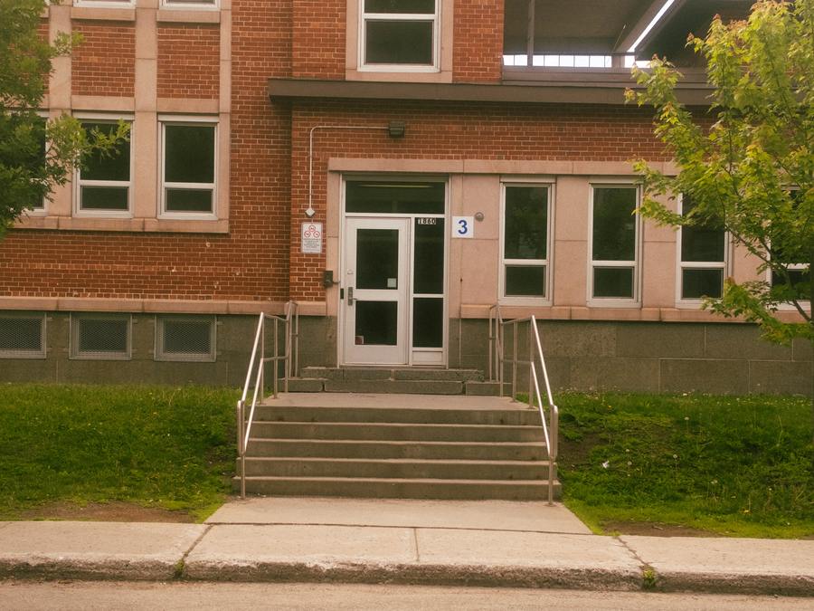 Mains courantes en inox brossé sur les entrées de béton d'une école