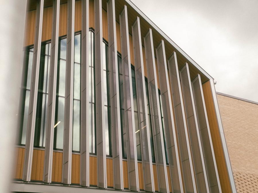 Panneaux d'aluminium perforé sur ailettes verticales, Manège militaire de Lévis