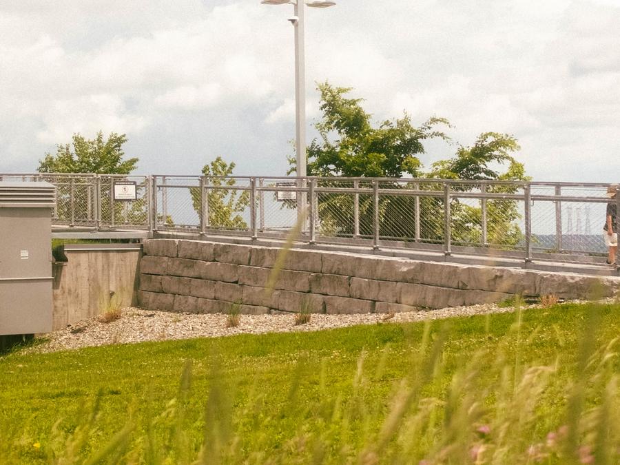 Garde-corps d'acier galvanisé à panneaux de treillis le long de la passerelle de Lévis