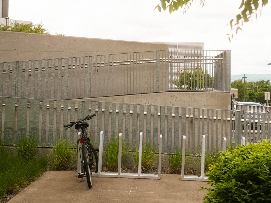 Garde-corps d'acier galvanisé le long d'une rampe extérieure, Pavillon Dominique-Bédard