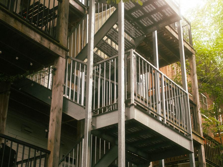 Escalier et paliers d'acier galvanisé dans une cour intérieure, rue Saint-Jean